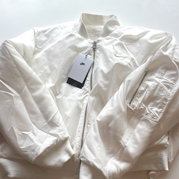 NWT Nike Oversized, 2-in-1 faux fur puffer with gloss finish on reverse side - Picture 15 of 16